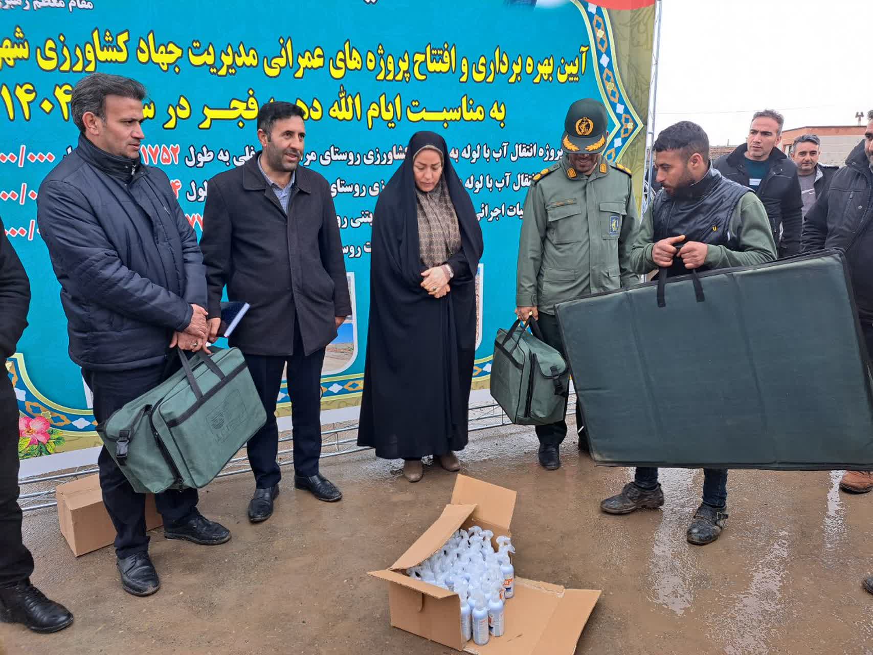 توزیع 46 دستگاه پنل خورشیدی میان عشایر شهرستان پلدشت به مناسبت دهه فجر