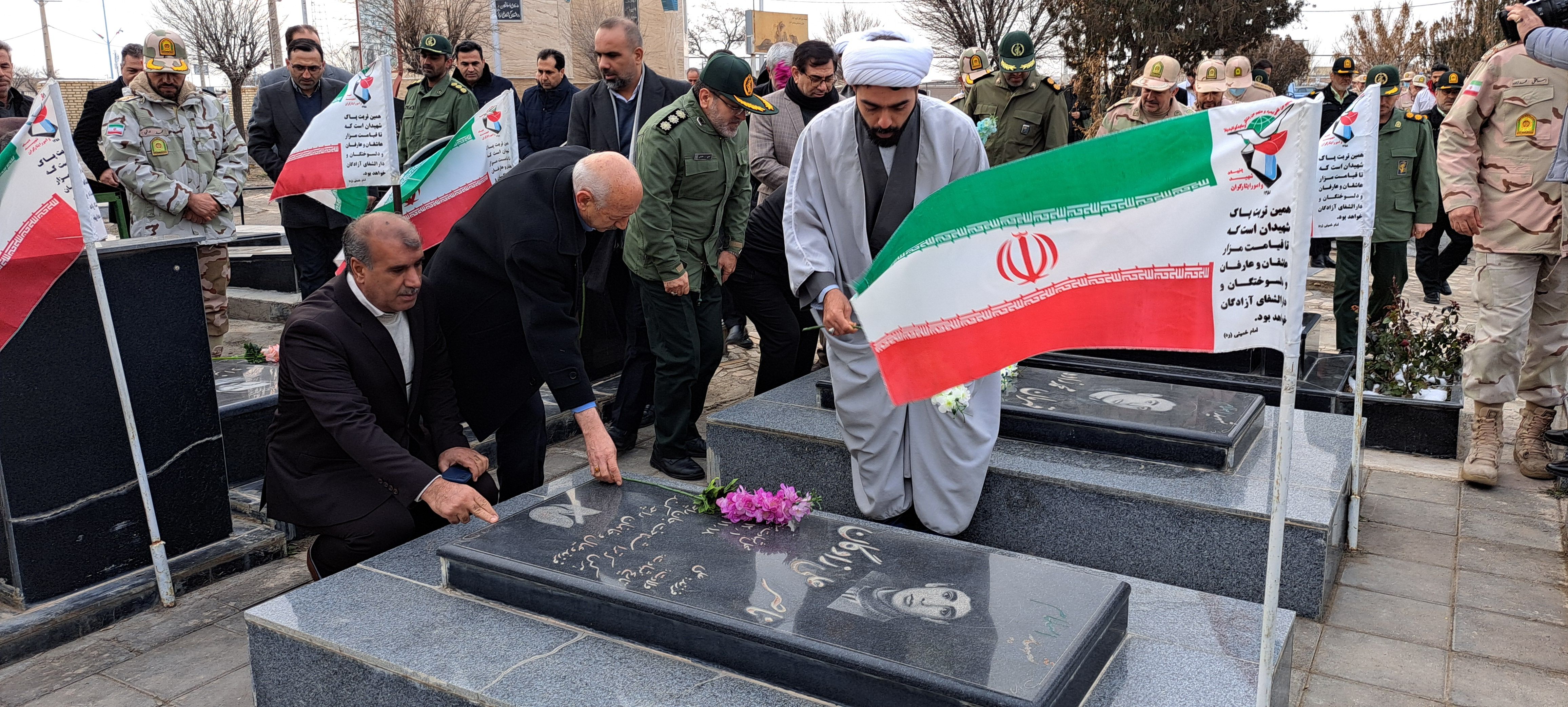 غبارروبی و عطرافشانی مزار شهدای شهر پلدشت