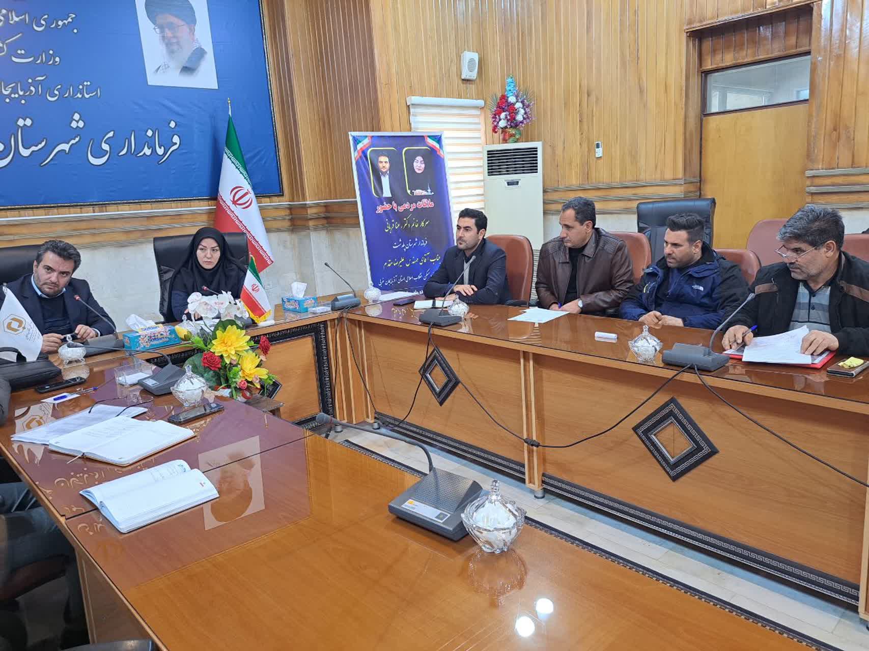 برگزاری میز خدمت با حضور فرماندارشهرستان و مدیر کل بنیاد مسکن انقلاب اسلامی استان آذربایجان غربی