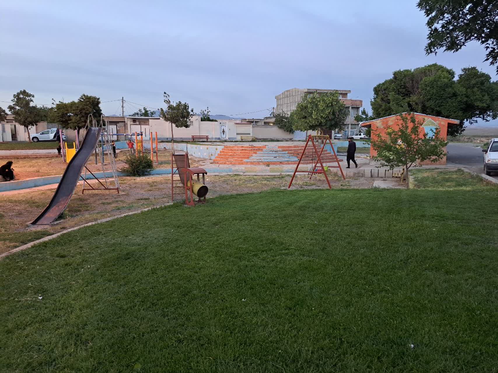 باید توجه ویژهای به زیباسازی فضای شهری، ساماندهی سرویسهای بهداشتی و تجهیز پارکها برای رفاه شهروندان شود