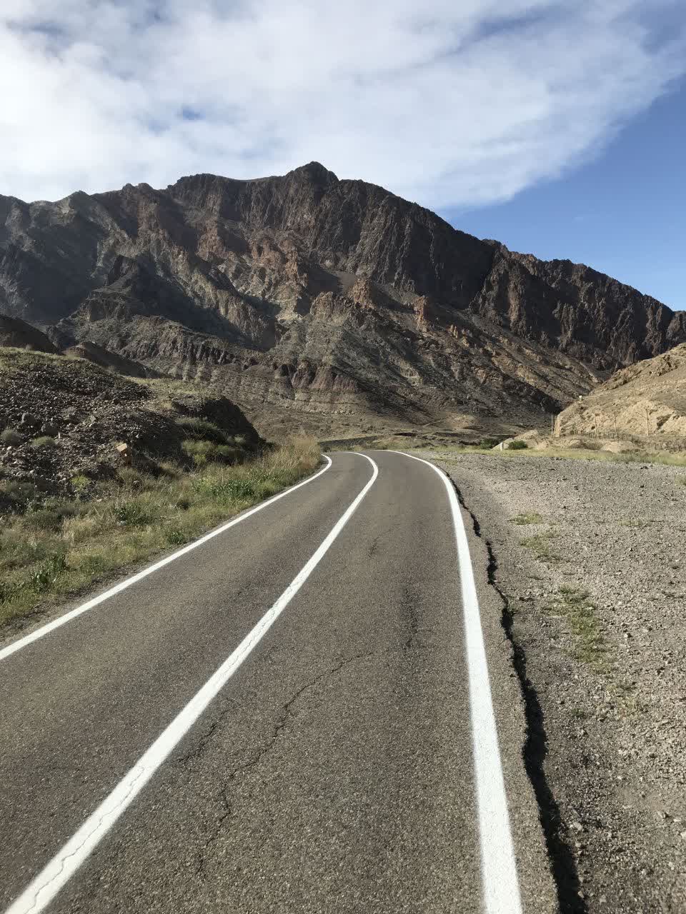 گزارش تصویری از اجرای عملیات خط کشی محور های مواصلاتی شهرستان پلدشت