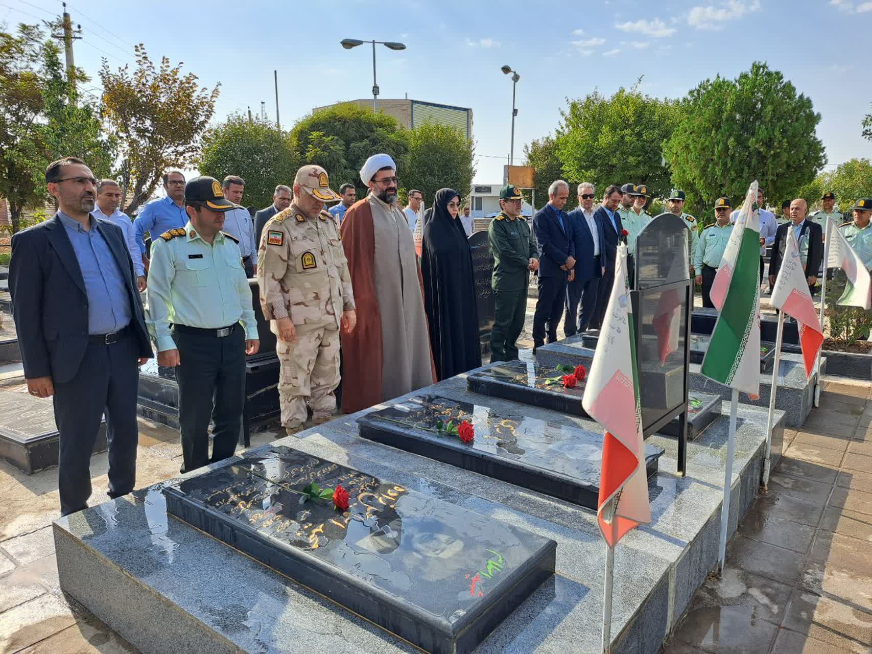 غبارروبی و عطرافشانی مزار شهدای شهرستان پلدشت به مناسبت گرامیداشت هفته دولت