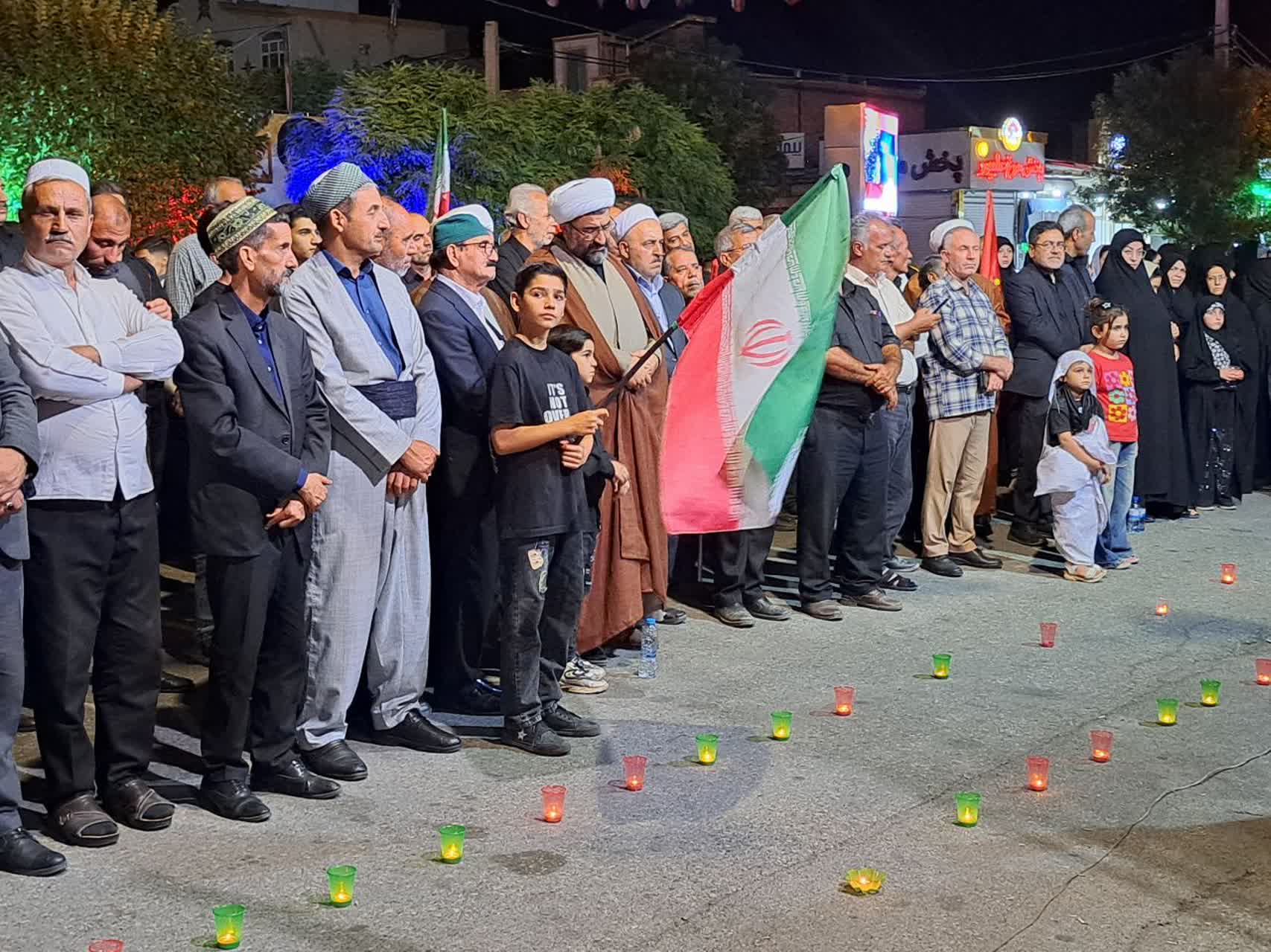 مراسم شام غریبان رهبر شهید انقلاب در پلدشت برگزار شد / تجلیل از دانشآموزان هنرمند و توزیع غذای گرم