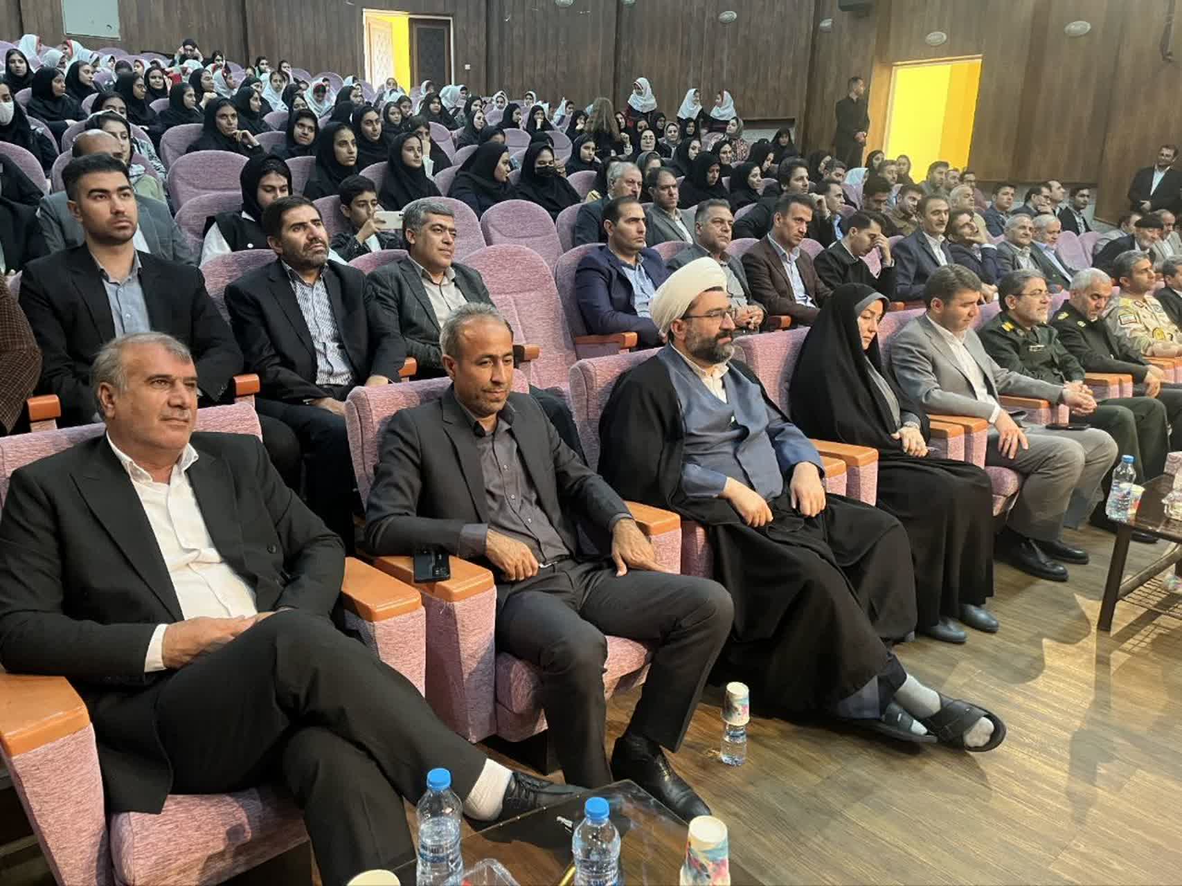 نقش معلم تنها در انتقال دانش خلاصه نمیشود، بلکه آنان معماران شخصیت و اخلاق نسل آیندهاند