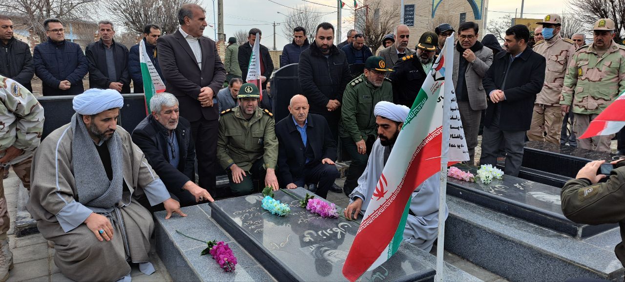 غبارروبی و عطرافشانی مزار شهدای شهر پلدشت