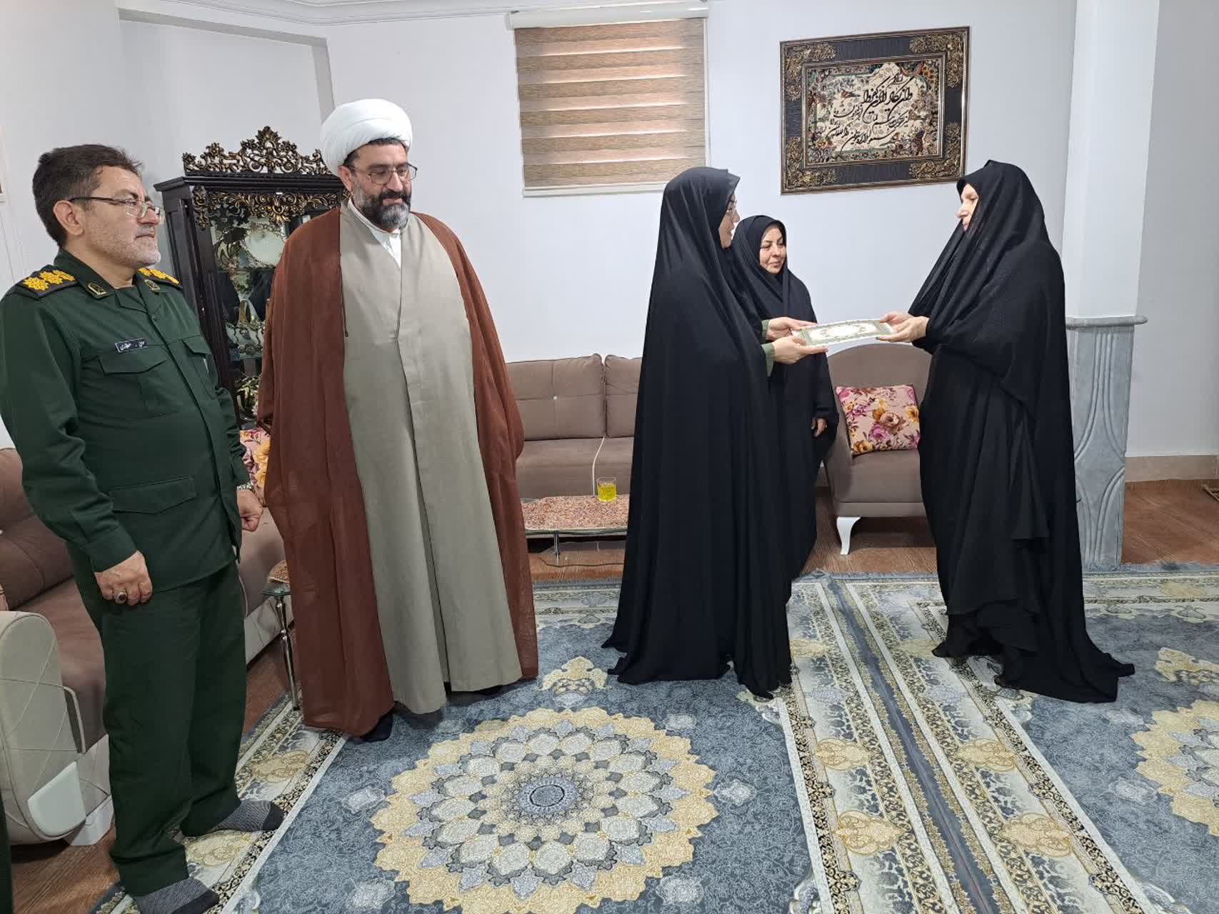 دیدار مسئولان پلدشت با خانواده آزاده و جانباز متوفی «محمدرضا مهدی‌زاده»؛ تکریم ایثارگران وظیفه‌ای همیشگی است