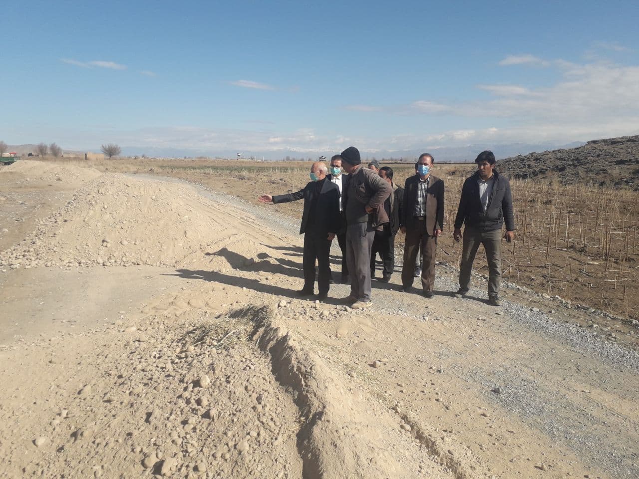 بازدید فرماندار پلدشت از روند اجرای عملیات زیرسازی در محور روستای مرادلوی وسط به فتاح از توابع بخش مرکزی شهرستان